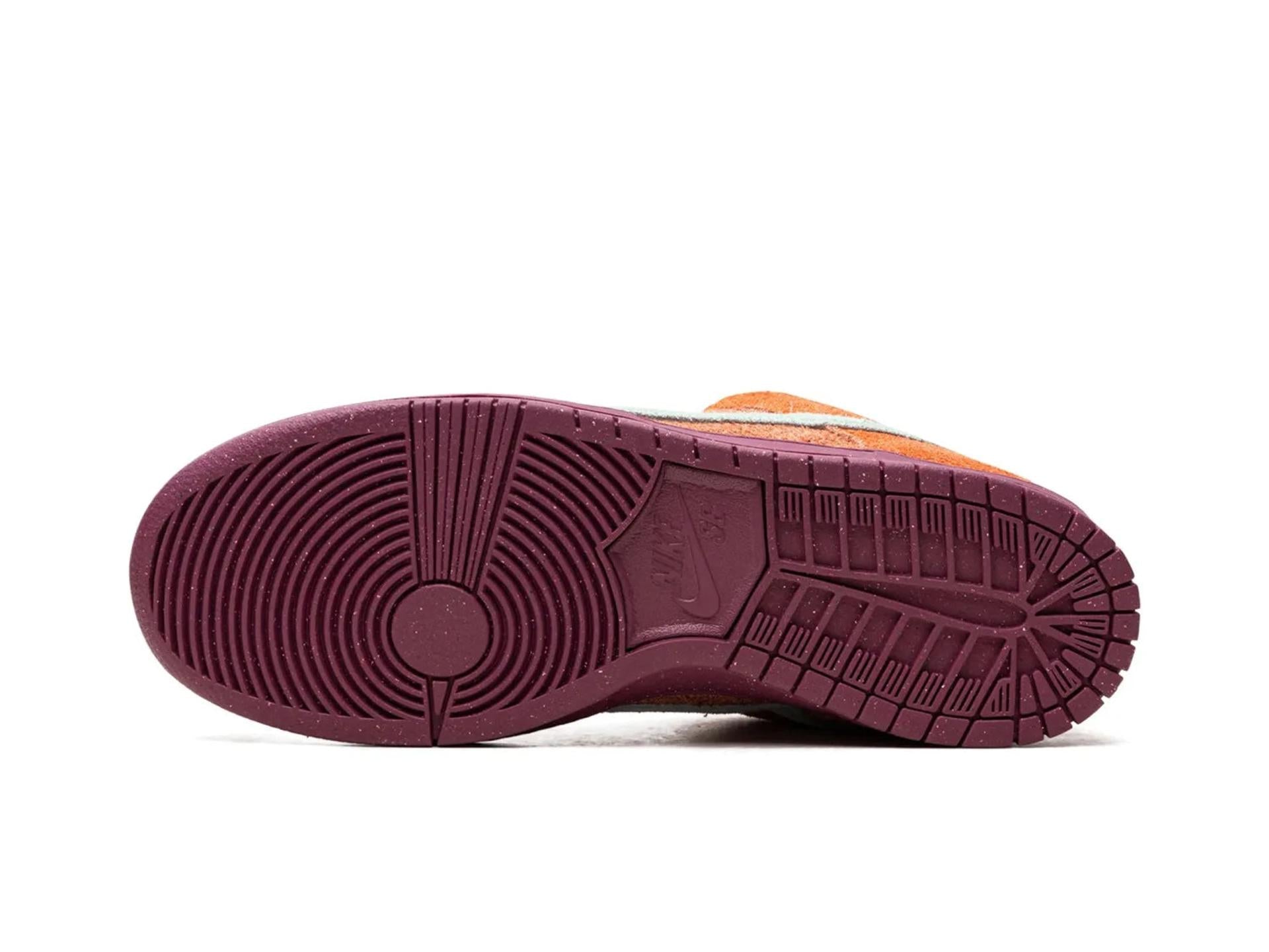 Nike SB Dunk Low Mystic Red